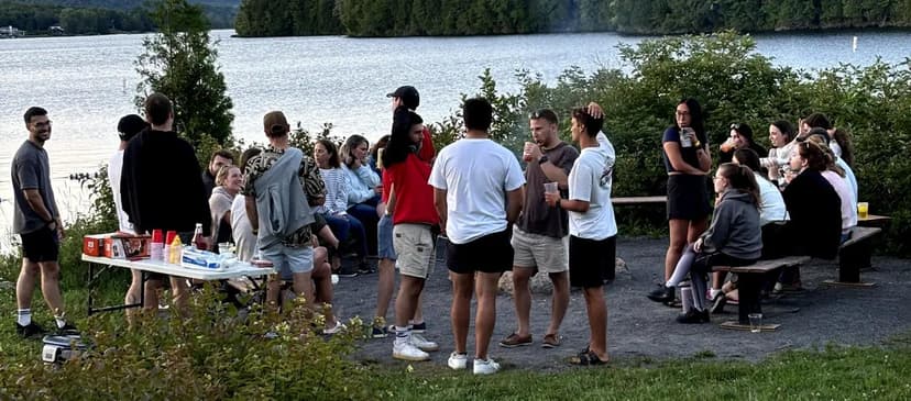 Équipe de travail en activité de team building